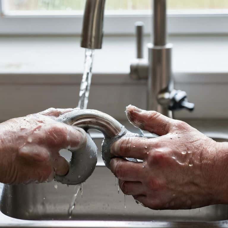 Plumber's putty vs silicone guide